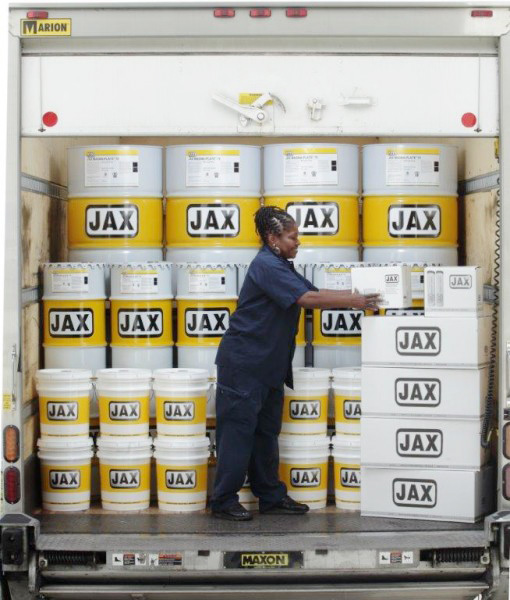 JAXの潤滑油を運ぶ女性